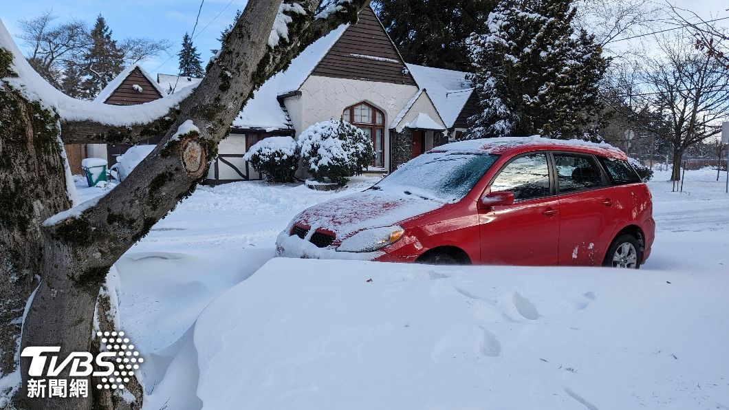 暴風雪襲擊美國多州，降下大量積雪和測得零下40度低溫，造成高達90萬居民無電可用。（圖／達志影像美聯社）