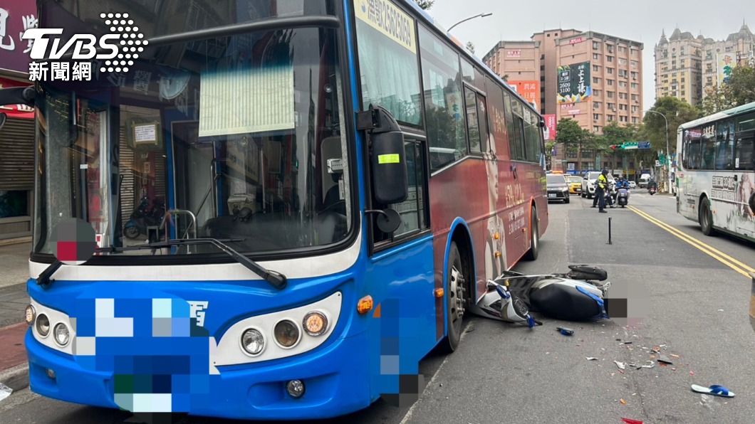 機車騎士變換車道時擦撞到公車自摔，因此遭後方混凝土車輾過身亡。（圖／TVBS）