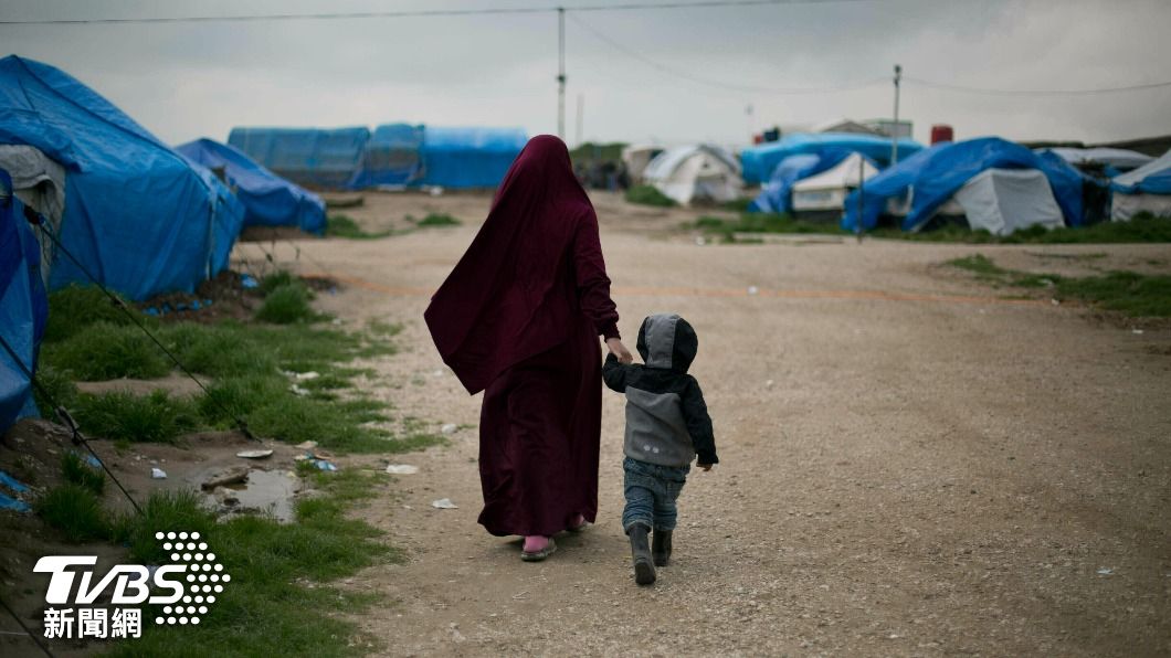 居住在敘利亞難民營內，曾被伊斯蘭國俘虜的女性和子女。（圖／達志影像美聯社）