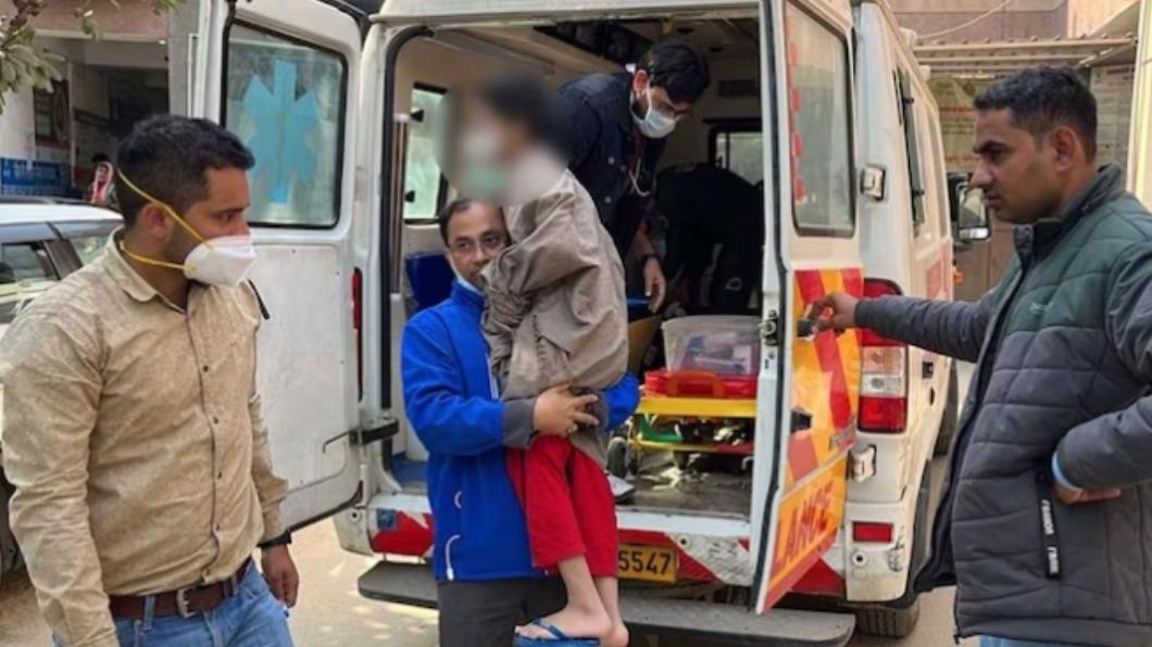 印度一名婦人因怕染疫，將自己與兒子關在家中3年，丈夫近日在警方協助下終於和兒子重逢。（圖／翻攝自《今日印度》）