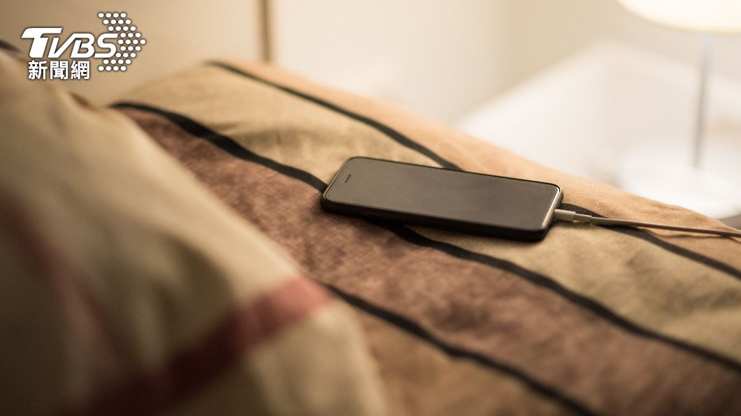 不少人都有將手機放在枕頭旁充電的習慣。（示意圖／Shutterstock達志影像）