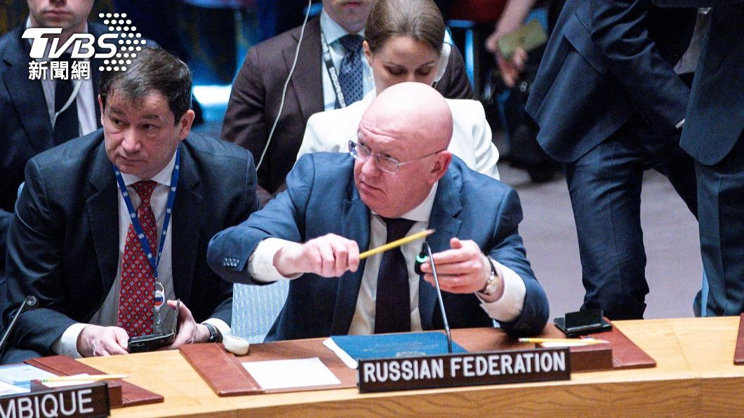 俄羅斯駐聯合國大使涅班濟亞用筆敲麥克風。（圖／達志影像路透社）