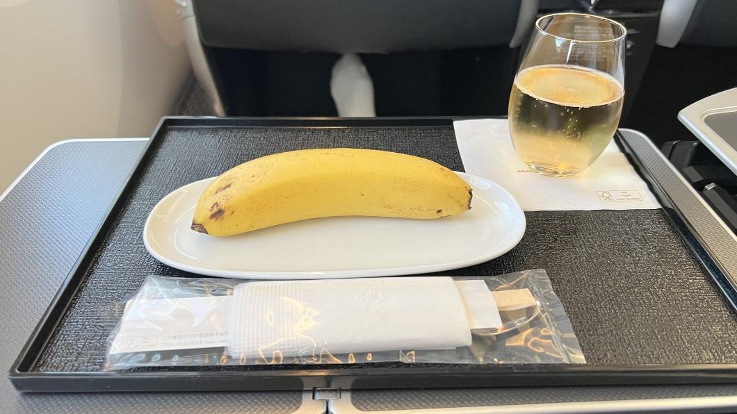 印尼一名乘客搭乘日本航空商務艙時，點素食餐竟只拿到「一根香蕉」。（圖／翻攝自 flyertalk）