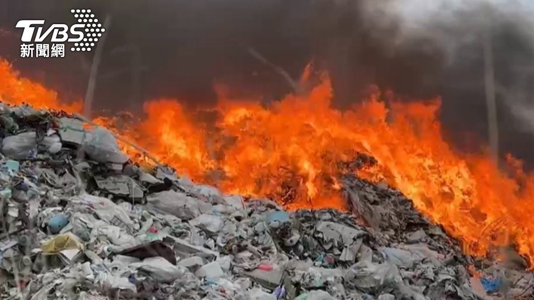 台東市垃圾掩埋場今（26）日凌晨發生大火。（圖／TVBS）