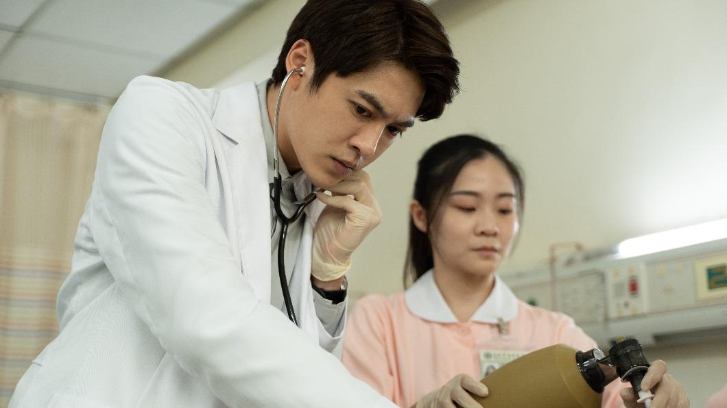 黃新皓（左）在劇中飾演住院醫師許鴻銘。（圖／馬克吐溫國際影像提供）