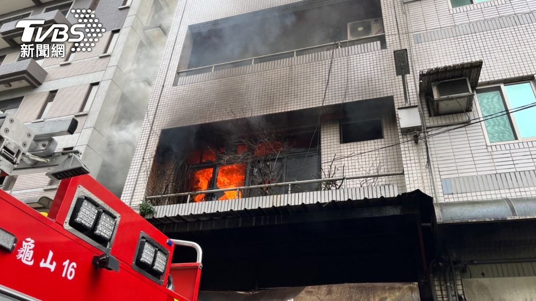 桃園龜山4樓民宅大火。（圖／TVBS）