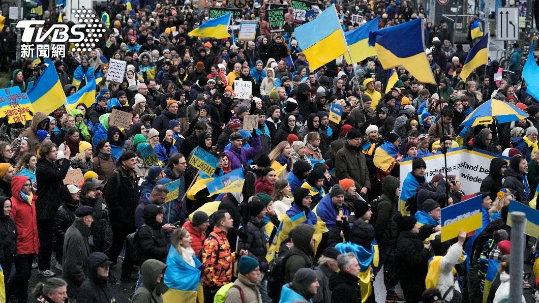 德國首都柏林民眾走上街頭為烏克蘭和平吶喊。（圖／達志影像路透社）
