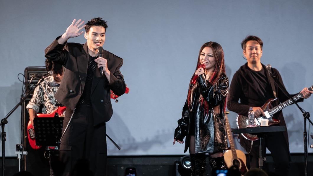 艾怡良（右）昨晚在Legacy開唱，邀黃偉晉擔任嘉賓。（圖／天地合提供）