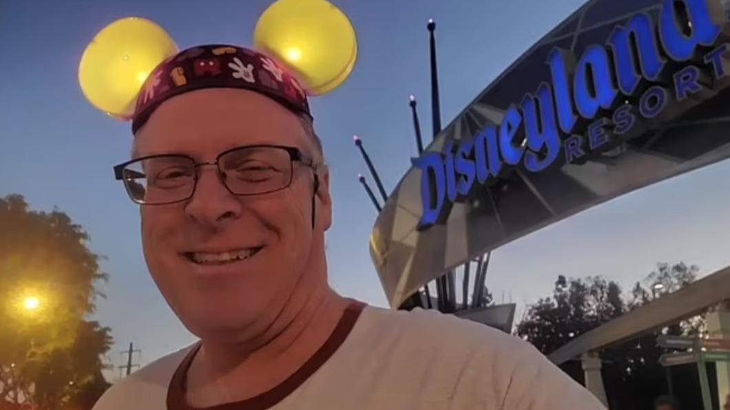 美國加州50歲男子傑夫（Jeff Reitz）連續2995天造訪迪士尼樂園（Disneyland），創下金氏世界紀錄。（圖／翻攝自《每日郵報》）