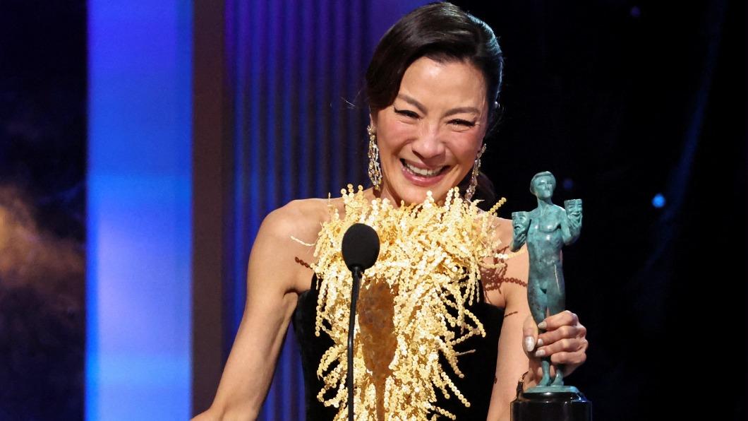 楊紫瓊奪下第29屆美國演藝工會獎最佳女主角，成首位亞裔影后。（圖／路透社）