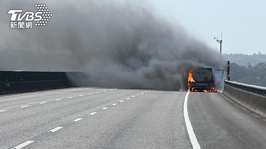 國道3號南下128公里處發生火燒車意外。（圖／TVBS）