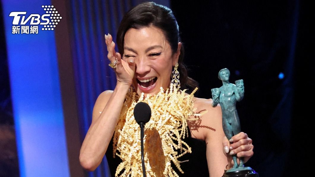 楊紫瓊憑藉《媽的多重宇宙》獲得演員工會電影類最佳女主角獎，在台上激動落淚。（圖／達志影像路透社）