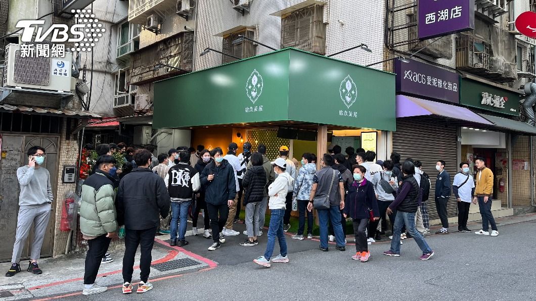 Toyz飲料店進行壓力測試，湧入大批人潮前來朝聖。（圖／TVBS）