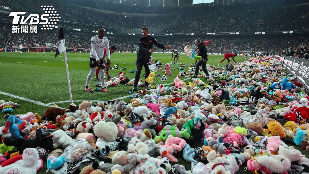 足球迷將大量娃娃丟到場上。（圖／達志影像美聯社）