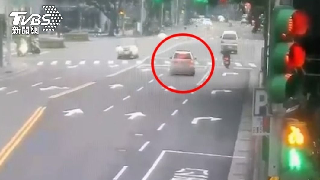 男駕駛卡在路中央不動。（圖／TVBS）