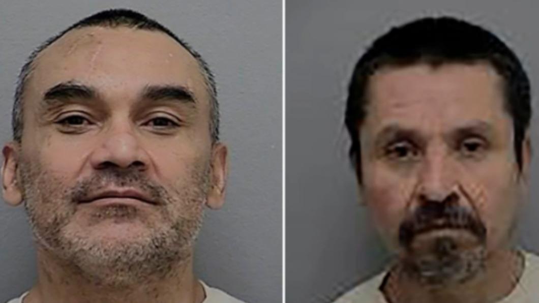 美國加州53歲性侵犯（Juan Villanueva／圖右），疑遭連環殺人犯獄友拉蒙（Ramon Escobar／圖左）殺害。（圖／翻攝自《鏡報》）