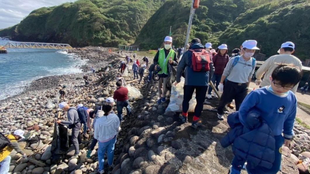 503人參與龜山島淨灘活動。（圖／東北角暨宜蘭海岸國家風景區管理處提供）