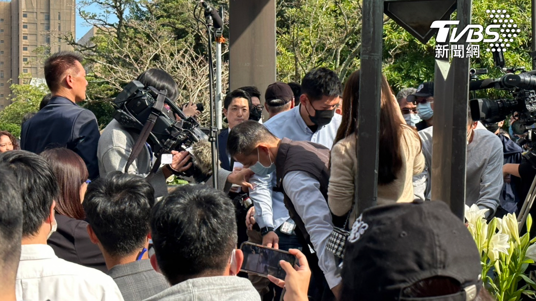 台北市長蔣萬安出席二二八活動，遭民眾衝上台大嗆「殺人兇手」。（圖/林至柔攝）
