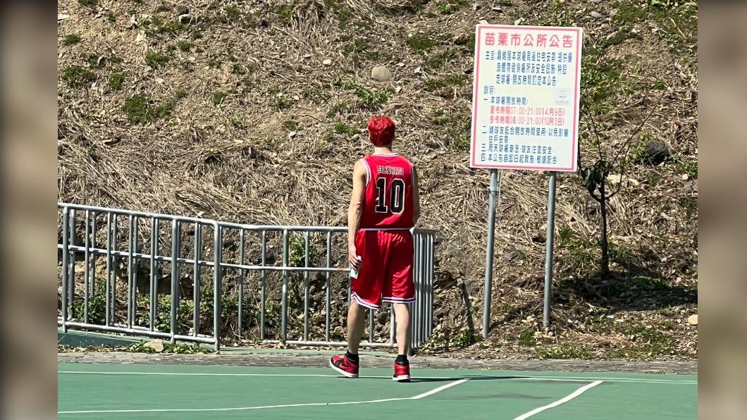 一名身形高大的紅髮男子穿著整套紅色籃球衣在打球。（圖／翻攝自「路上觀察學院」臉書）