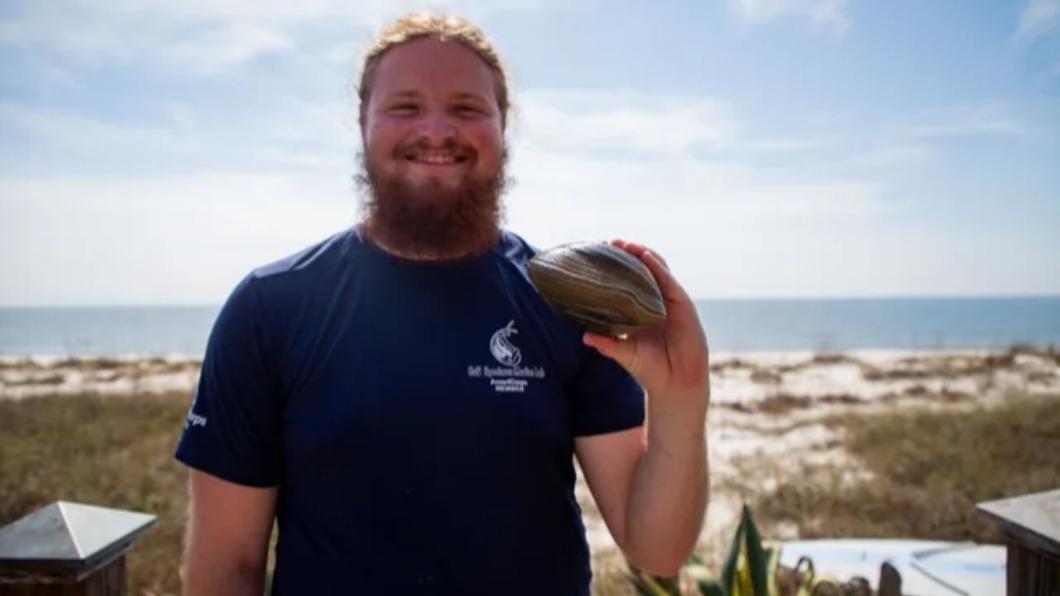 美國男子帕克（Blaine Parker）在墨西哥灣（Gulf of Mexico）發現214歲「巨無霸蚌蠣」。（圖／翻攝自《Tallahassee Democrat》）