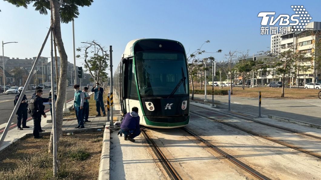 7旬翁違規闖輕軌，鐵馬遭捲車底傷。（圖／TVBS）