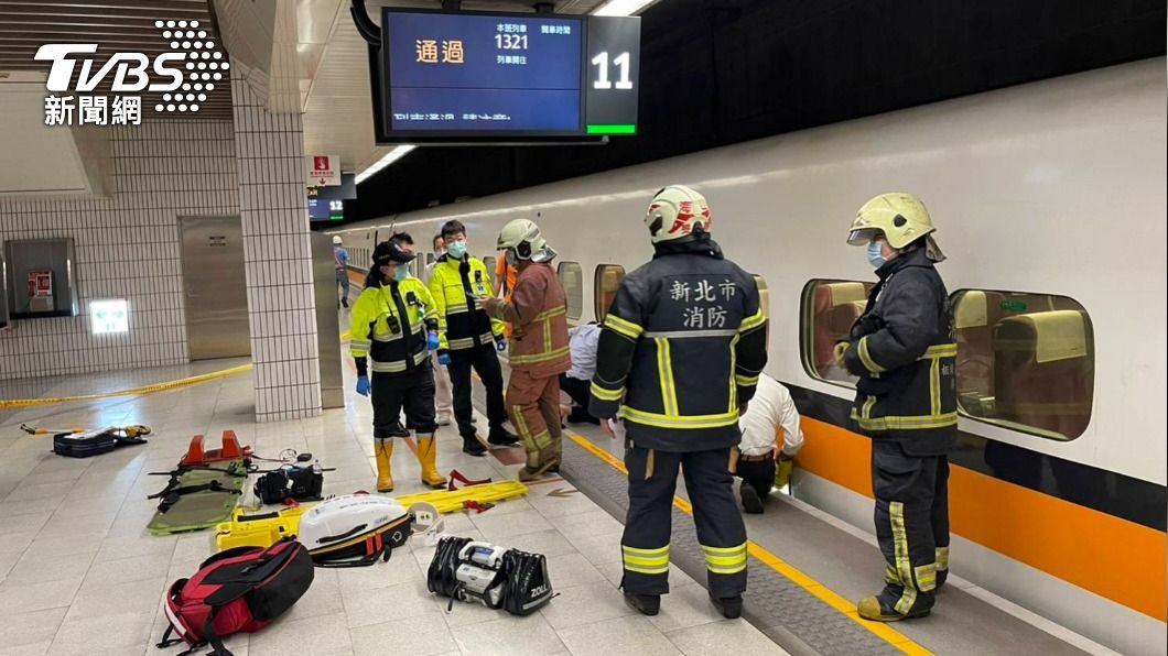 板橋高鐵站驚傳男子落軌，目前正在搶救中。（圖／TVBS）