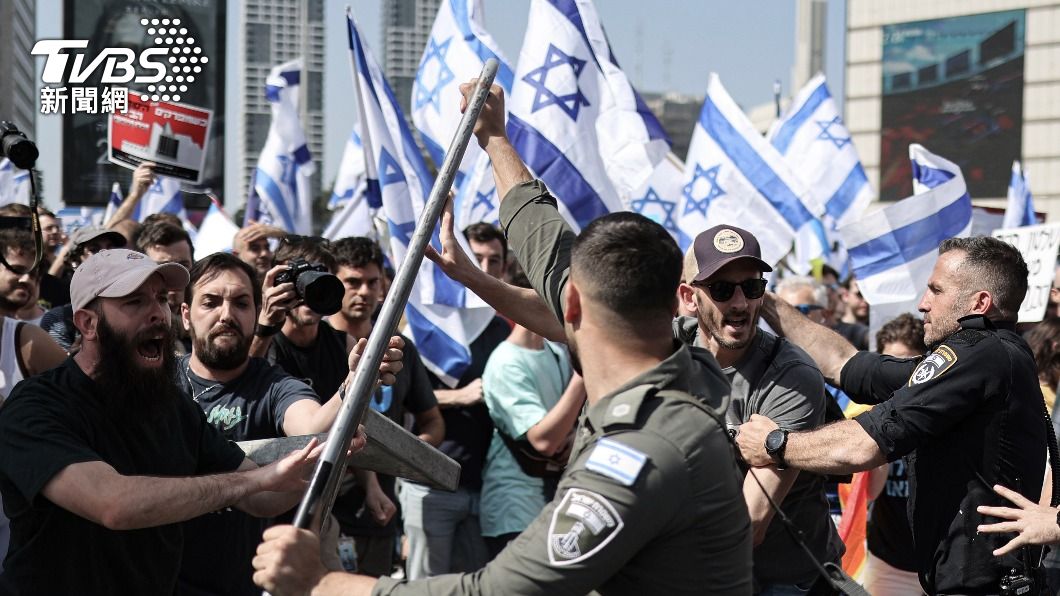以色列示威民眾封路抗議政府。（圖／達志影像美聯社）