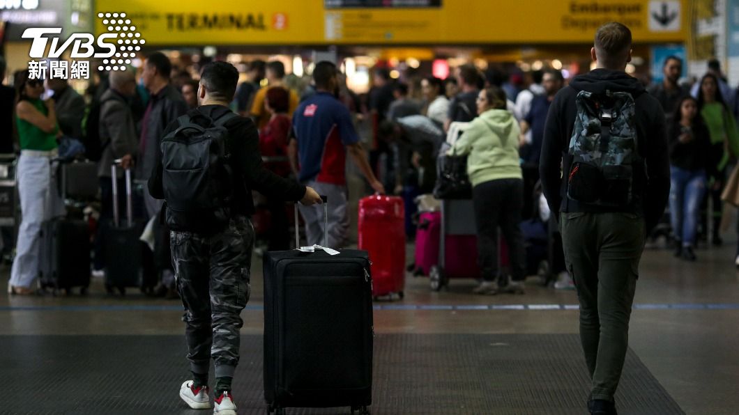 巴西國家衛生監督局表示，在巴西機場限制區域和飛機內不再強制使用口罩。（圖／達志影像美聯社）