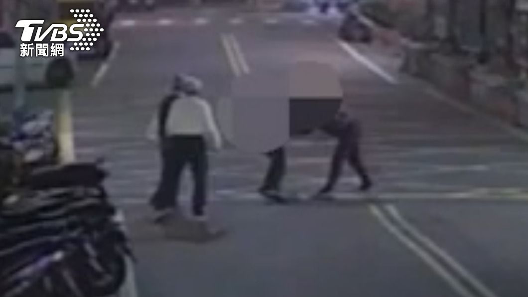 酒醉男子在馬路上打架。（圖／TVBS）