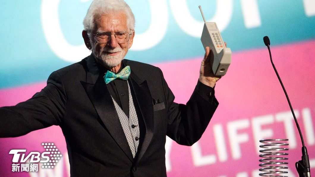 被稱為「手機之父」的馬蒂庫伯，手拿摩托羅拉第一代行動電話接受頒獎。（圖／達志影像美聯社）
