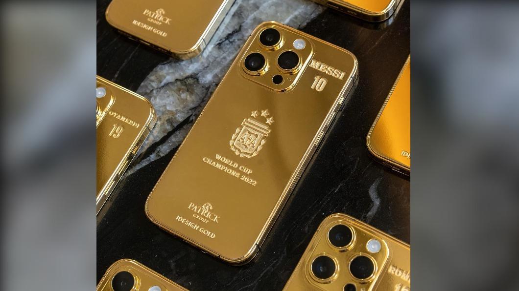 梅西重金特製世足冠軍紀念iPhone，分送德保羅等阿根廷隊友。（圖／翻攝自IDesign Gold粉專） 梅西好大方！砸640萬特製黃金iPhone　贈阿根廷世足戰友