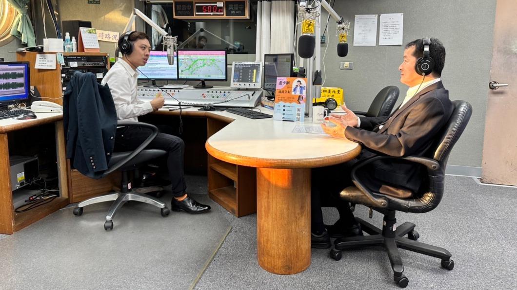 新北市刑大大隊長蕭瑞豪（右）到廣播電台宣導防詐觀念。（圖／TVBS）