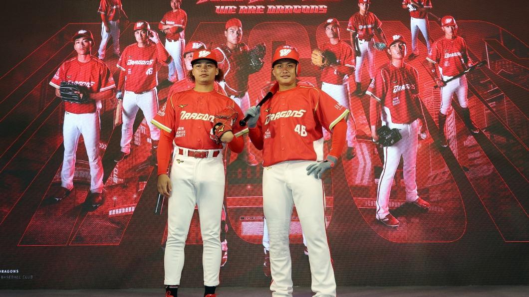 龍隊球星劉基鴻（右）、林凱威（左）穿著展示客場球衣。（圖／味全龍隊提供）