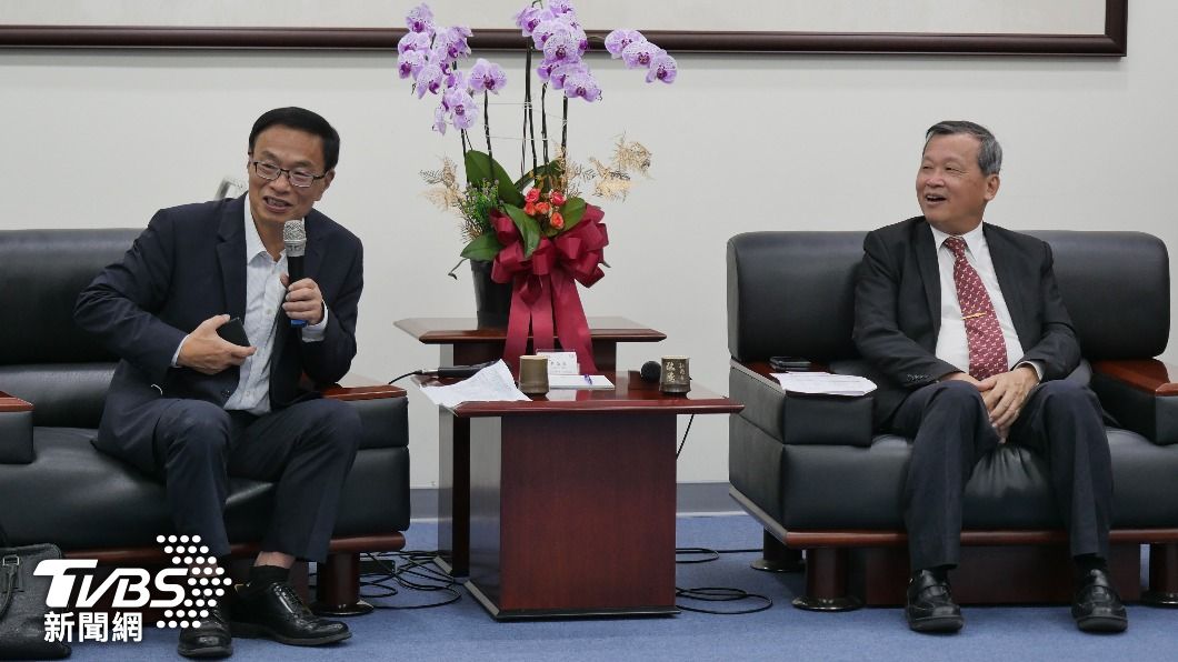 TVBS信望愛永續基金會副董事長黃宗仁（左）與副縣長王瑞德（右）相談甚歡。（圖／TVBS）