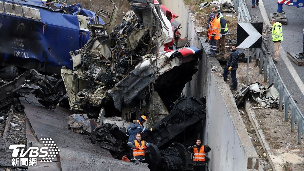 希臘火車對撞事故已釀57死。（圖／達志影像美聯社）