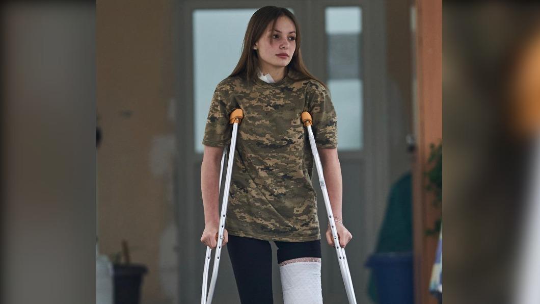 烏克蘭19歲女孩露斯婭，自願入伍卻遭俄軍炸斷左腿。（圖／翻攝自露斯婭Instagram）