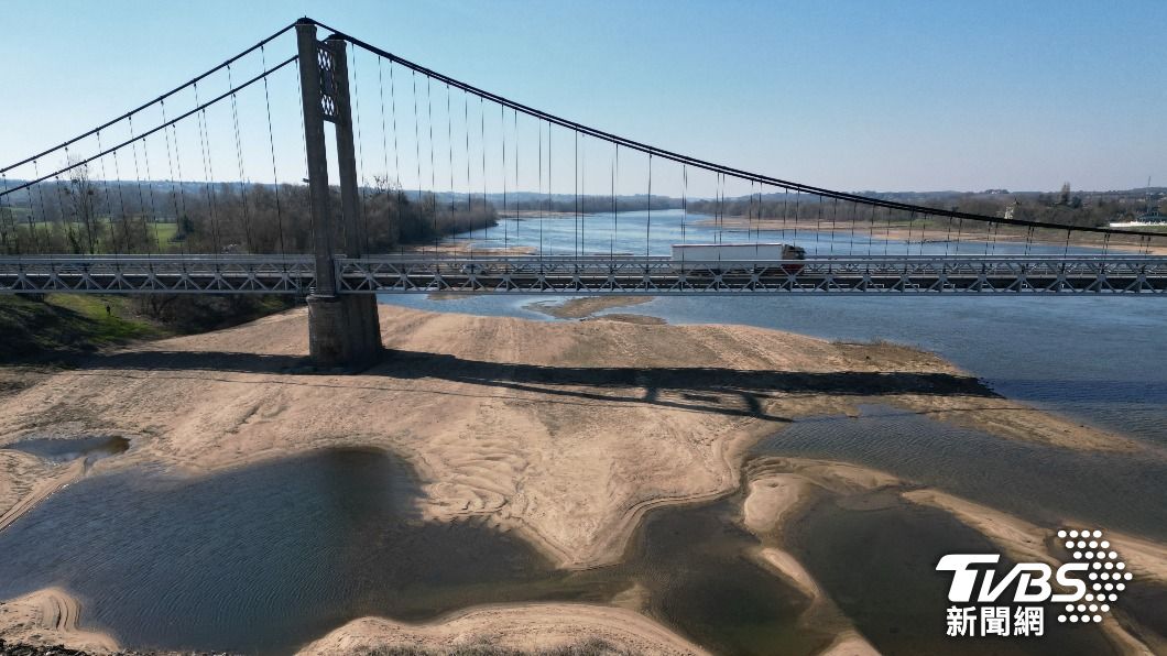 佇立在法國最長河川羅亞爾河（Loire）的布列塔尼安茹橋（Anjou-Bretagne bridge），今年冬季面臨最嚴重乾旱，基座裸露。（圖／達志影像路透社）