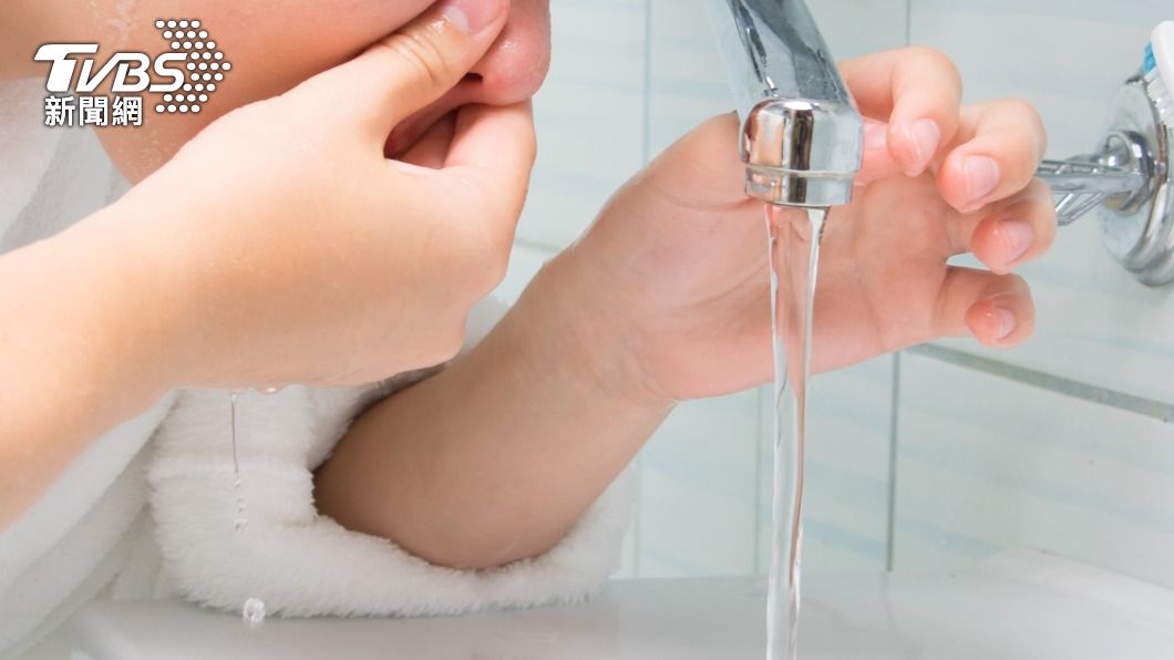 用未經煮沸的自來水洗鼻子很可能造成感染。（示意圖／Shutterstock達志影像）
