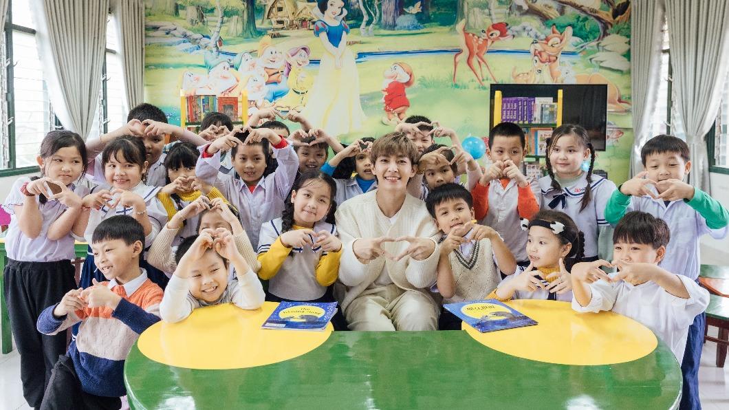 炎亞綸（中）擔任至善基金會愛心大使，到越南探訪貧困孩童。（圖／至善基金會提供）