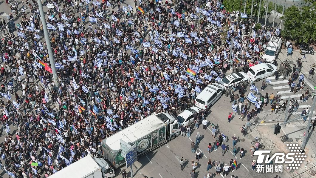 抗議政府強行推動司法改革，以色列反對派發起「干擾日」示威活動，封鎖第二大城特拉維夫的主要公路（圖／達志影像路透社）