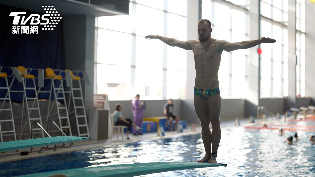 烏克蘭跳水選手奧利弗奇克（Stanislav Oliferchyk）在基輔訓練中心反覆練習，為巴黎奧運積極備賽。（圖／達志影像美聯社） 圖輯／烏克蘭選手戰爭下　憤怒、擔憂地備戰巴黎奧運　　