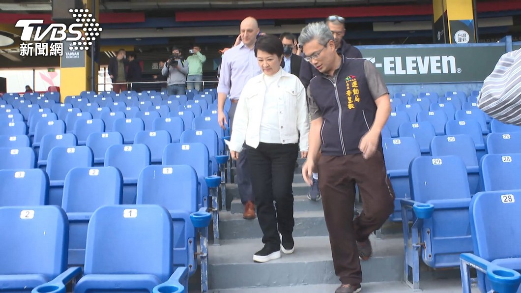 台中市長盧秀燕今天為升級版洲際球場開箱。（圖／TVBS）
