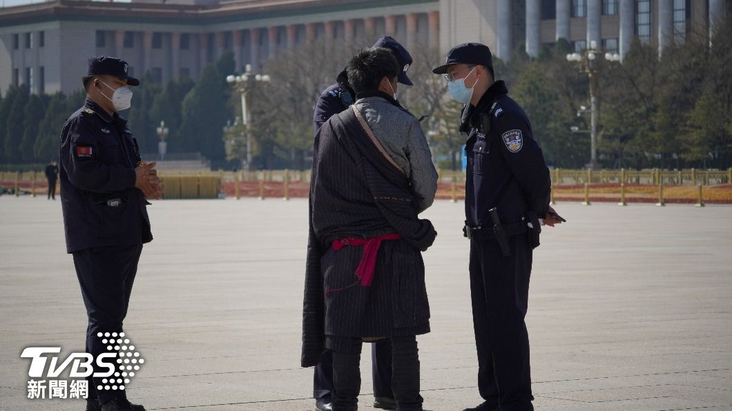 北京天安門廣場前，一名穿著少數民族服飾旅客疑遭公安關切。（圖／TVBS）