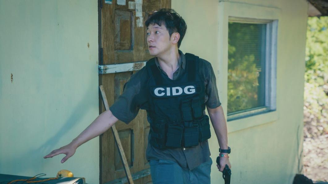 孫錫久在《地下菁英》中飾演正義警察。（圖／Disney+提供）