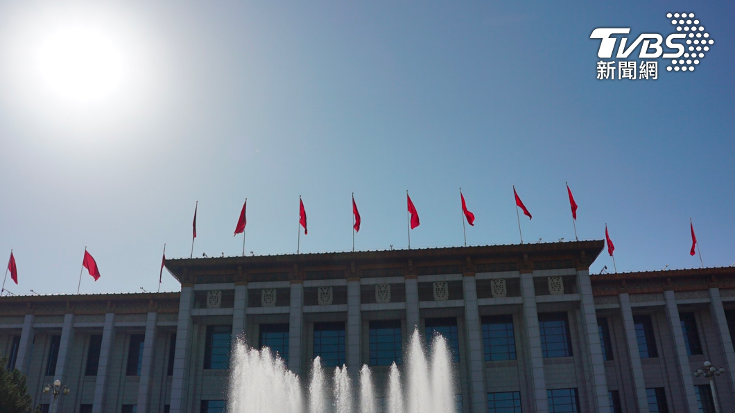 大陸民眾稱兩會期間北京藍藍的天空為「兩會藍」。圖為2023年兩會登場前夕於天安門廣場所攝。（圖／區國強攝）