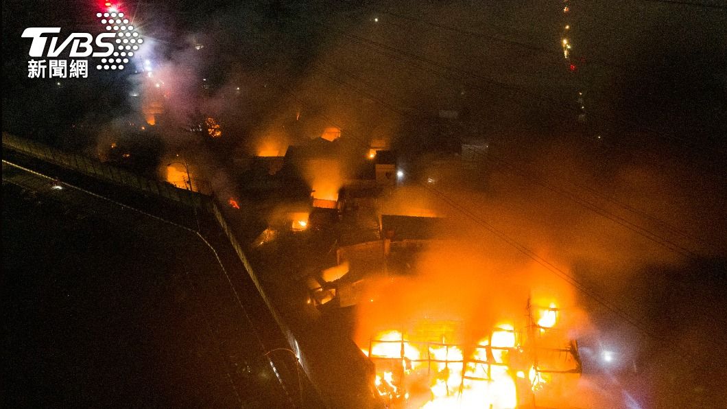 印尼的油庫昨晚發生爆炸，火勢十分猛烈。（圖／達志影像路透社）