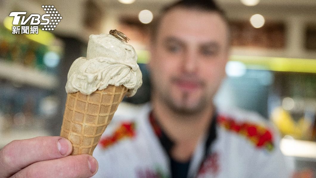 德國店家推出「蟋蟀風味」冰淇淋，給予顧客視覺與味覺雙重挑戰。（圖／達志影像美聯社）