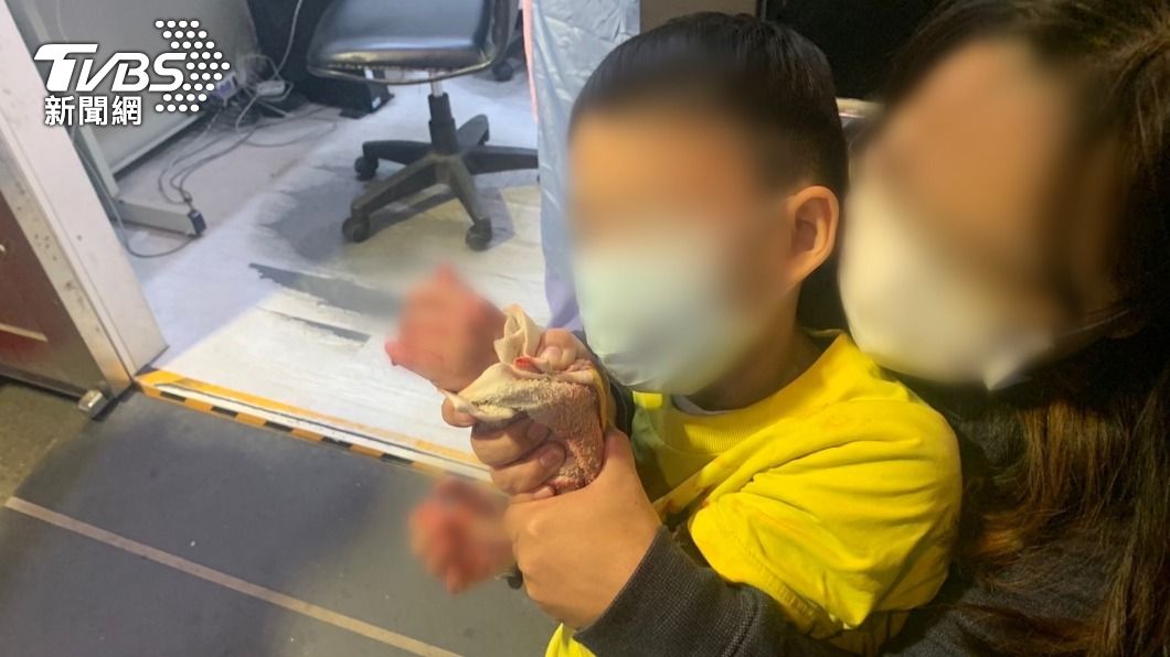 桃園龜山一名男童被玻璃割傷手腕大噴血。（圖／TVBS）