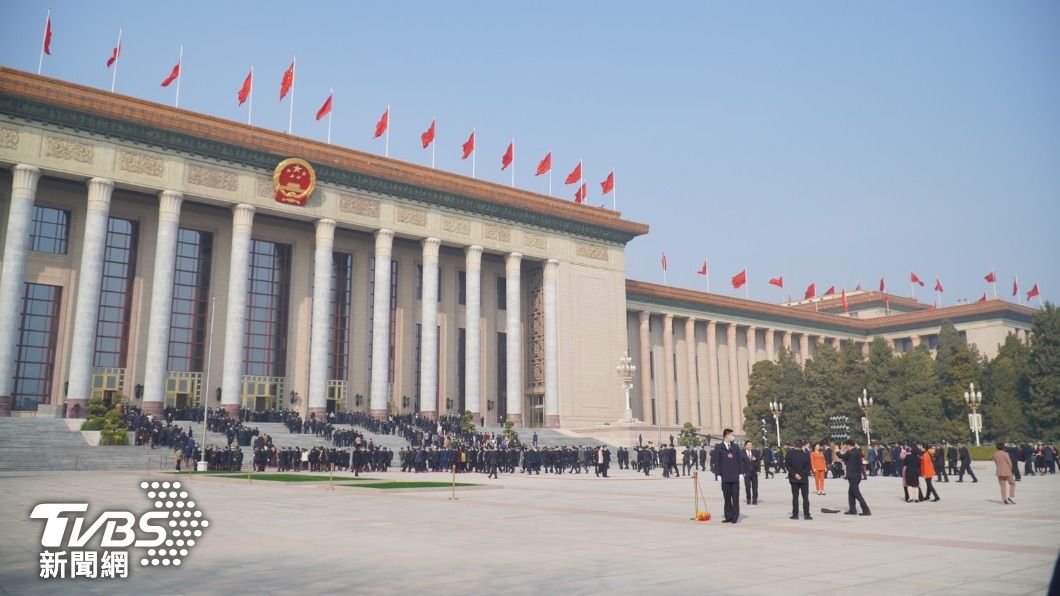 北京人民大會堂外聚集大批政協與全國人大代表。（圖／區國強攝）