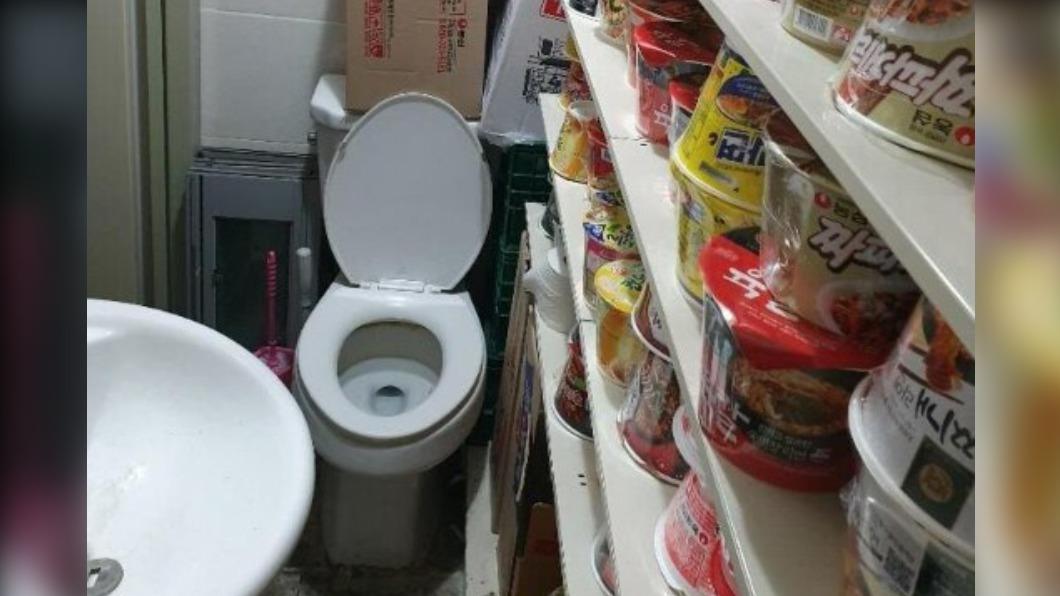 一張韓國便利商店內廁所旁放著數十碗韓式泡麵的照片在網路上瘋傳。（圖／翻攝自5ch網站）